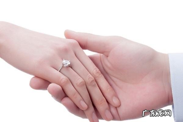 结婚戒指戴左手还是右手,结婚戒指戴在左手还是右手有什么说法