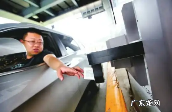 上高速取卡按还是2,初次上高速怎么拿卡走哪个通道