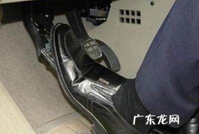 脚刹和离合怎么起步,手动档汽车起步时车子抖动