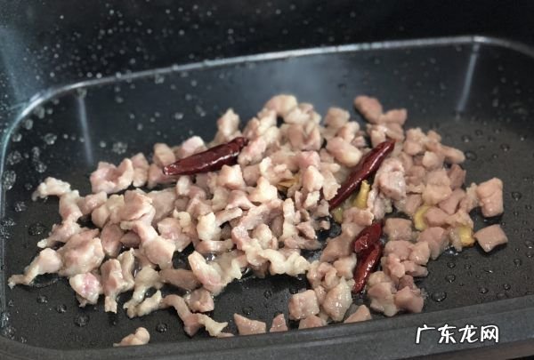 毛豆炒肉的做法图解,雪菜肉丝炒毛豆的做法