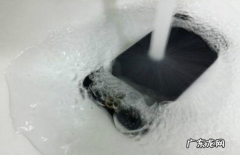 苹果手机掉水里怎么处理,苹果手机掉水里了怎么处理比较好