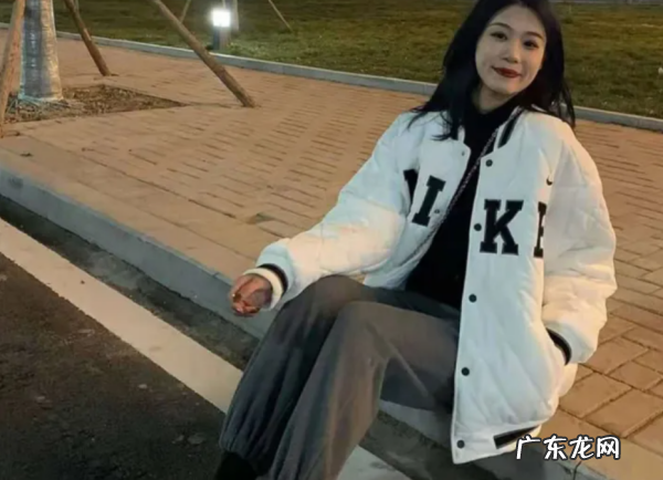 白色短款羽绒服怎么搭配,白色羽绒服怎么搭配下身