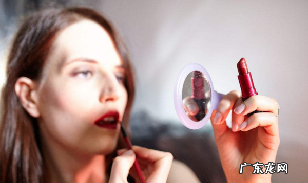 眼部干燥上妆卡粉有细纹如何上妆,眼部干燥缺水怎么办