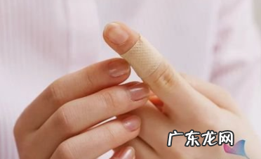创可贴胶粘手上如何清洗,手上粘了创可贴的胶怎么去除