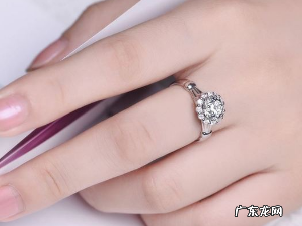 结婚戒指带哪一个手,结婚戒指戴哪个手指女