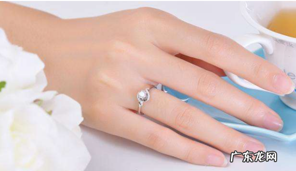 结婚戒指带哪一个手,结婚戒指戴哪个手指女