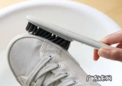 白鞋刷完有黄印子怎么去除,怎么去掉白鞋上的黄渍小妙招