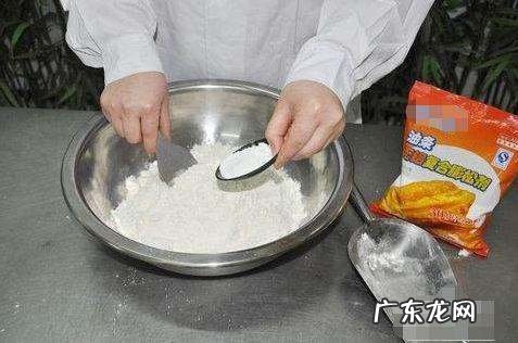 家中最简单炸油条方法不用酵母粉,做油条可以不放酵母粉