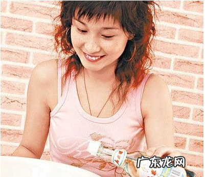 牛仔衣服怎么防止掉色,牛仔裤掉色怎么处理才不掉色还有味道