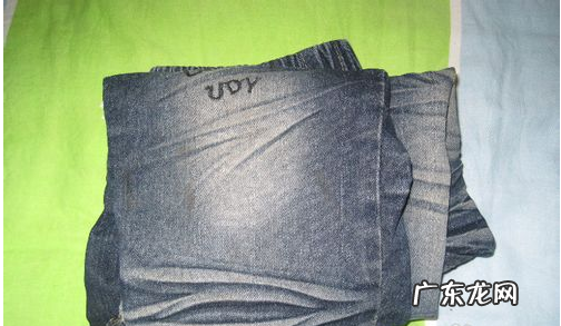 牛仔衣服怎么防止掉色,牛仔裤掉色怎么处理才不掉色还有味道