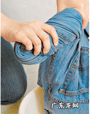 牛仔衣服怎么防止掉色,牛仔裤掉色怎么处理才不掉色还有味道