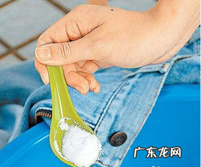 牛仔衣服怎么防止掉色,牛仔裤掉色怎么处理才不掉色还有味道