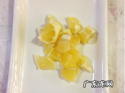 苦瓜榨汁需要去籽,苦瓜里面的籽是红色的能吃