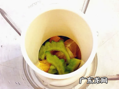 苦瓜榨汁需要去籽,苦瓜里面的籽是红色的能吃