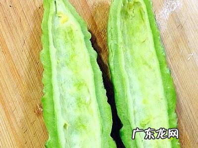 苦瓜榨汁需要去籽,苦瓜里面的籽是红色的能吃
