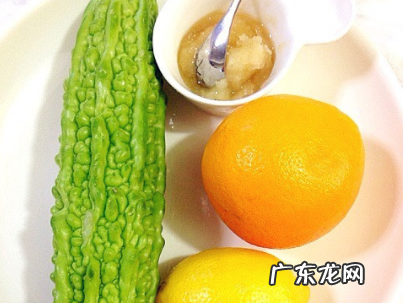 苦瓜榨汁需要去籽,苦瓜里面的籽是红色的能吃