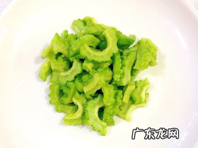 苦瓜榨汁需要去籽,苦瓜里面的籽是红色的能吃