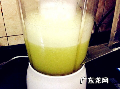 苦瓜榨汁需要去籽,苦瓜里面的籽是红色的能吃