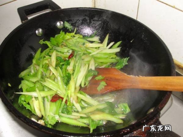 西芹炒多久才算熟,芹菜炒多久能熟