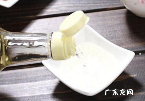 白色衣服泛黄如何清洗,白色衣服泛黄了怎么洗白