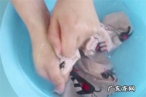 油笔印在衣服上怎么去掉,衣服上的油笔痕迹怎么去掉