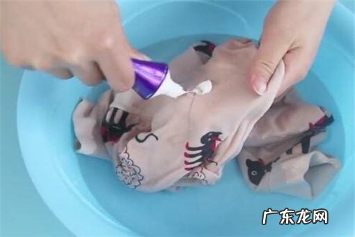 油笔印在衣服上怎么去掉,衣服上的油笔痕迹怎么去掉
