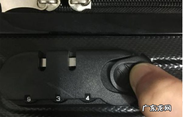 拉杆箱密码锁如何使用,行李箱密码箱怎么设置密码锁
