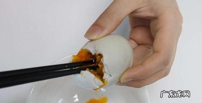 衣服上上有油齁味怎么去除,衣服有油味怎么去除妙招