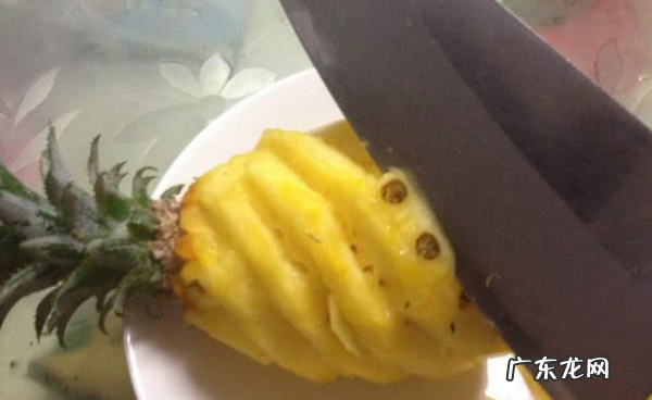 手撕菠萝要泡盐水,手撕菠萝怎么撕步骤
