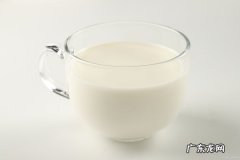 纯牛奶可以加蜂蜜,牛奶的营养价值很高