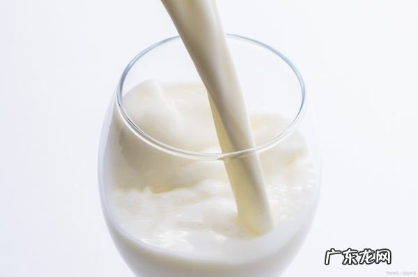 纯牛奶可以加蜂蜜,牛奶的营养价值很高