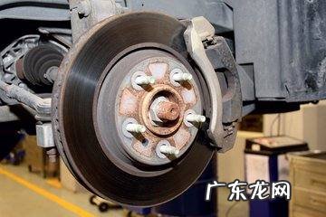 刹车时吱吱响怎么回事,车子刹车一踩吱吱响是怎么回事