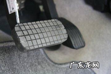 刹车时吱吱响怎么回事,车子刹车一踩吱吱响是怎么回事