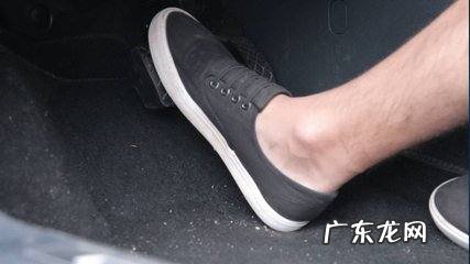 刹车时吱吱响怎么回事,车子刹车一踩吱吱响是怎么回事