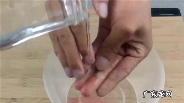 水粉怎么洗掉,水粉颜料弄到衣服上用什么能弄干净