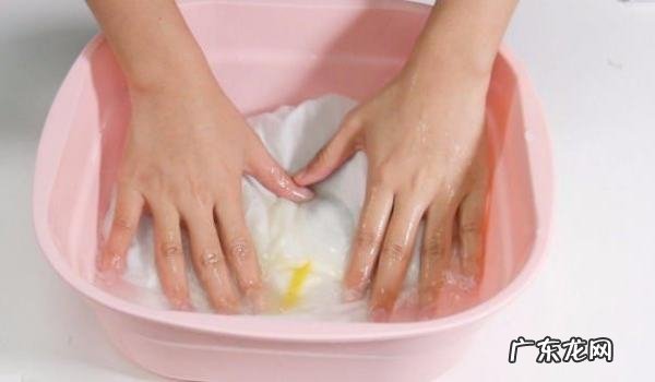 水粉怎么洗掉,水粉颜料弄到衣服上用什么能弄干净