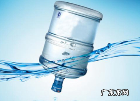 水在塑料桶多久能变质,水装在桶里能放多久