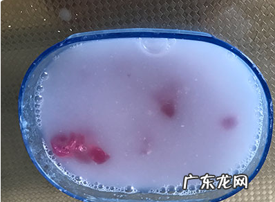 白色皮鞋有黑色斑点怎么去除,怎么把白皮鞋上的黑点去掉