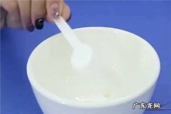 白色皮鞋有黑色斑点怎么去除,怎么把白皮鞋上的黑点去掉