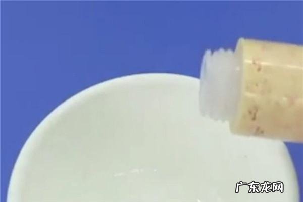 白色皮鞋有黑色斑点怎么去除,怎么把白皮鞋上的黑点去掉