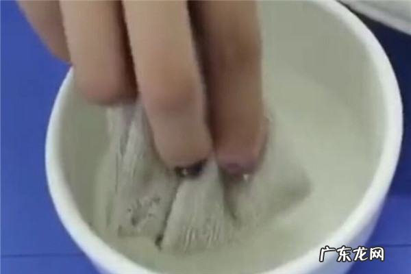 白色皮鞋有黑色斑点怎么去除,怎么把白皮鞋上的黑点去掉