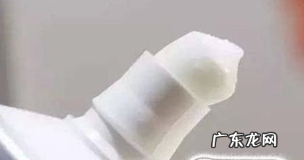 白色的网面鞋油渍怎么清洗,白网面鞋上的油渍怎么去掉小妙招