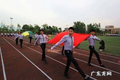军运会举牌手头饰含义,在广州亚运会中志愿者们手上、脖子上