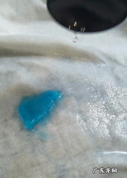 水晶泥弄到衣服上硬了怎么洗,水晶泥弄到衣服上硬了怎么办