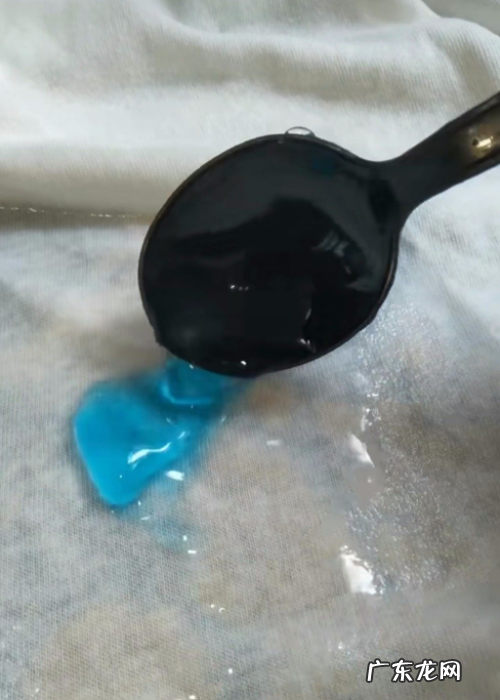 水晶泥弄到衣服上硬了怎么洗,水晶泥弄到衣服上硬了怎么办
