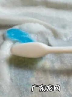 水晶泥弄到衣服上硬了怎么洗,水晶泥弄到衣服上硬了怎么办