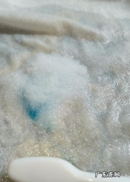 水晶泥弄到衣服上硬了怎么洗,水晶泥弄到衣服上硬了怎么办