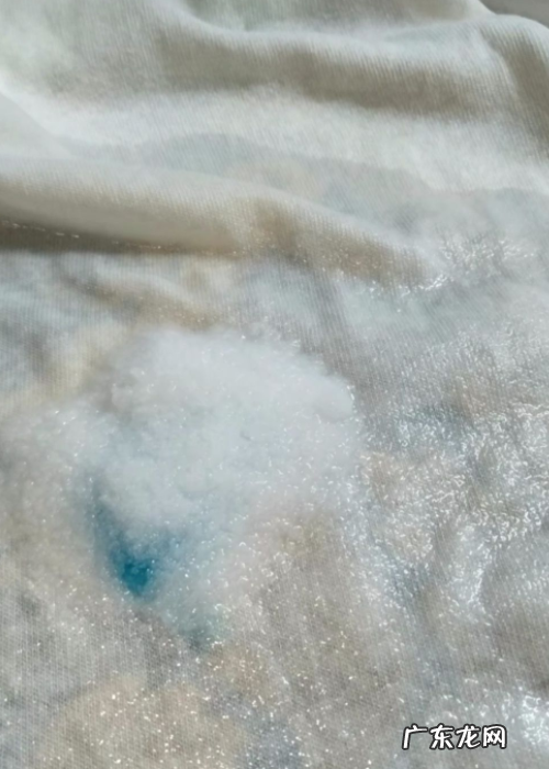 水晶泥弄到衣服上硬了怎么洗,水晶泥弄到衣服上硬了怎么办