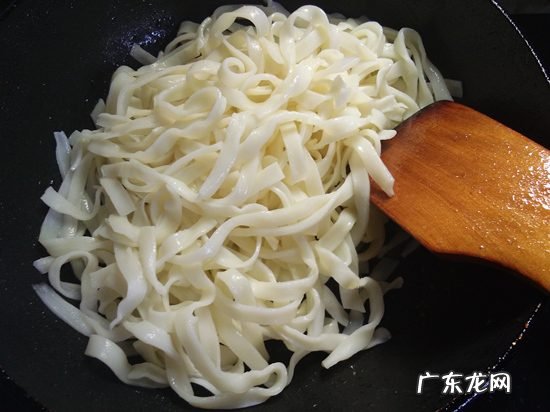 牛河是啥做的,干炒牛河是怎么做的