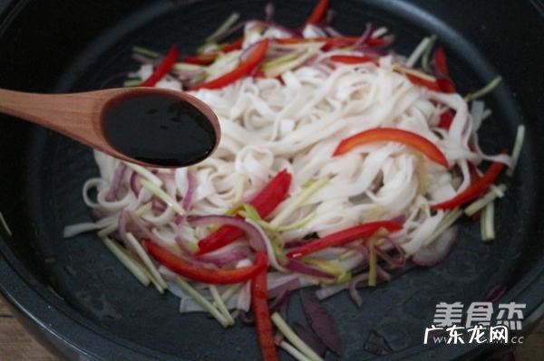 牛河是啥做的,干炒牛河是怎么做的